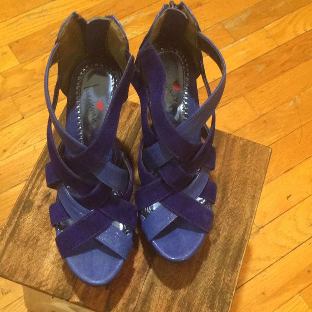 Blue wedge platforms